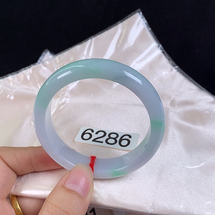 翡翠未镶嵌手镯52圈 水润白底青