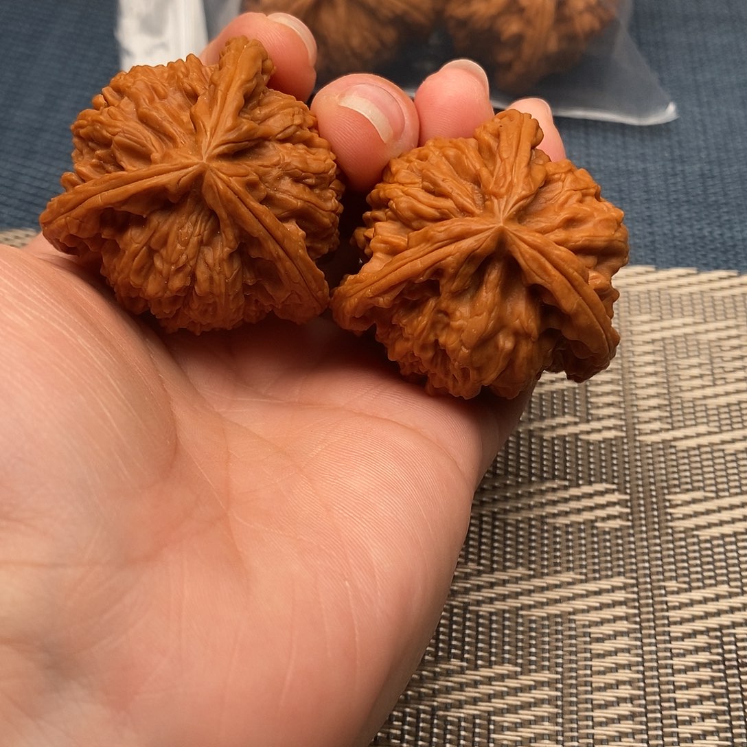 崇***店文玩核桃吊坠三棱