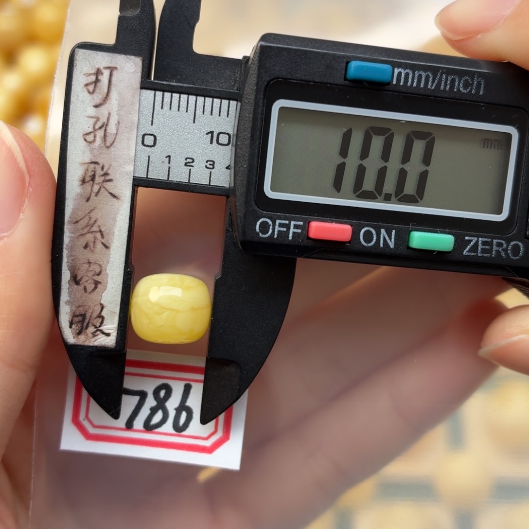 谦***和蜜蜡未镶嵌裸石蜜蜡