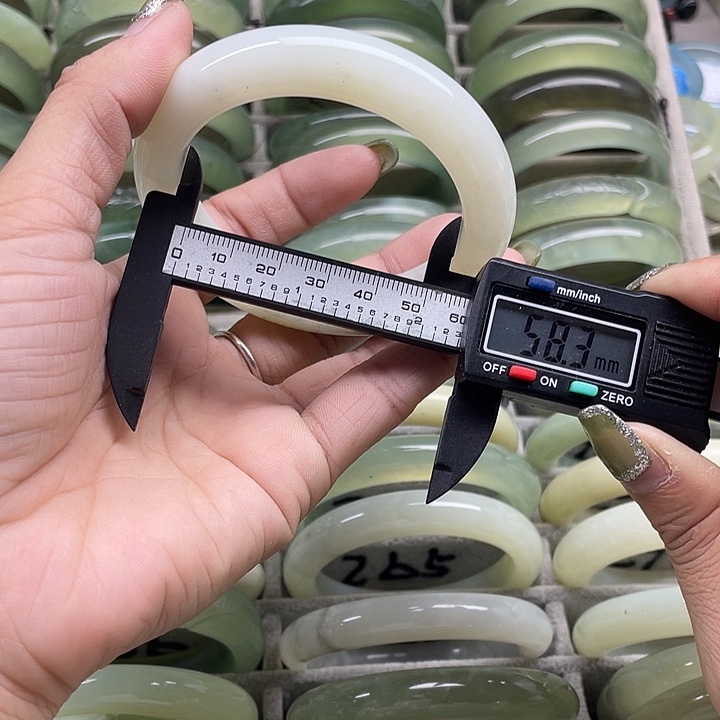 蛇纹石玉未镶嵌手镯261