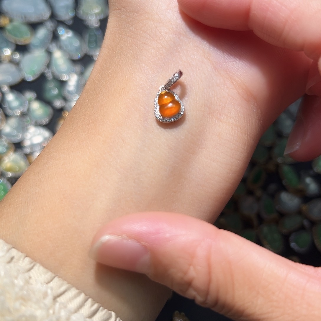 翡翠颈饰18K金镶嵌吊坠