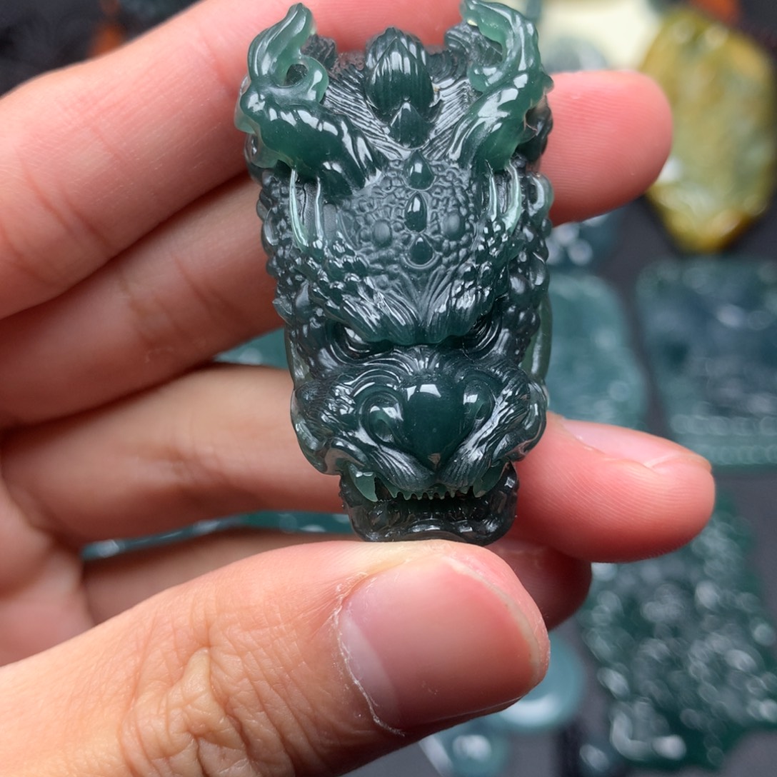 翡翠未镶嵌颈饰龙