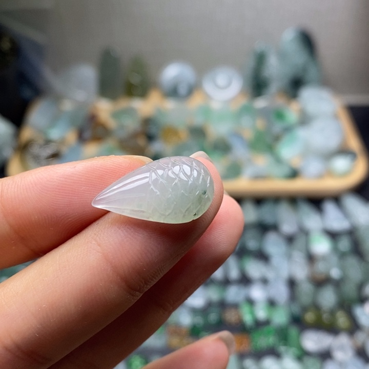 翡翠未镶嵌颈饰翅膀