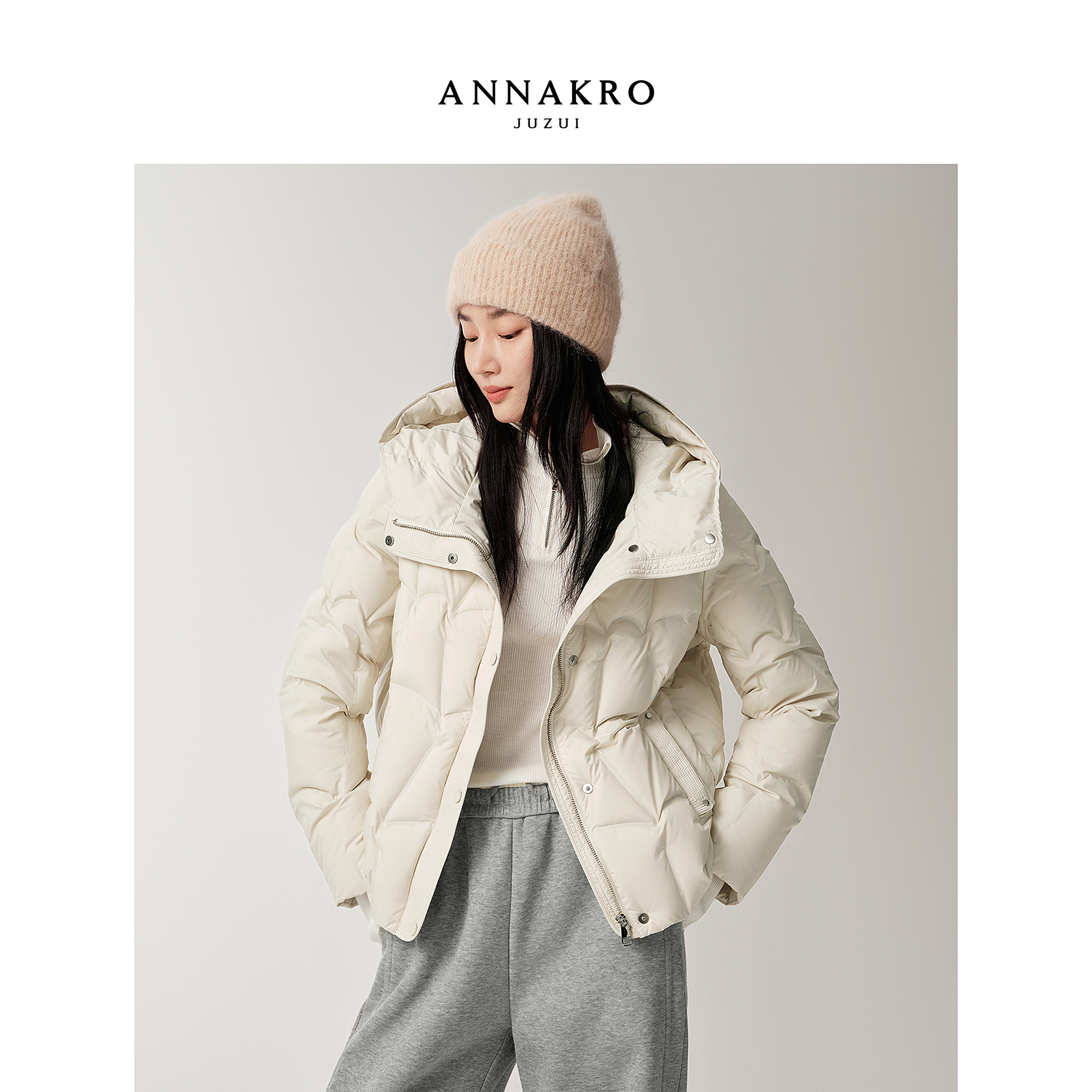 玖姿·安娜蔻休闲减龄连帽短款发热鹅绒羽绒服女2025新款KWFD03302