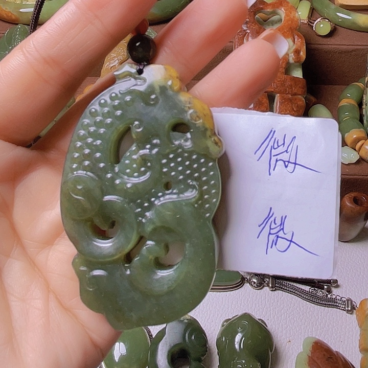未镶嵌岫岩河磨玉（透闪石质玉）挂件