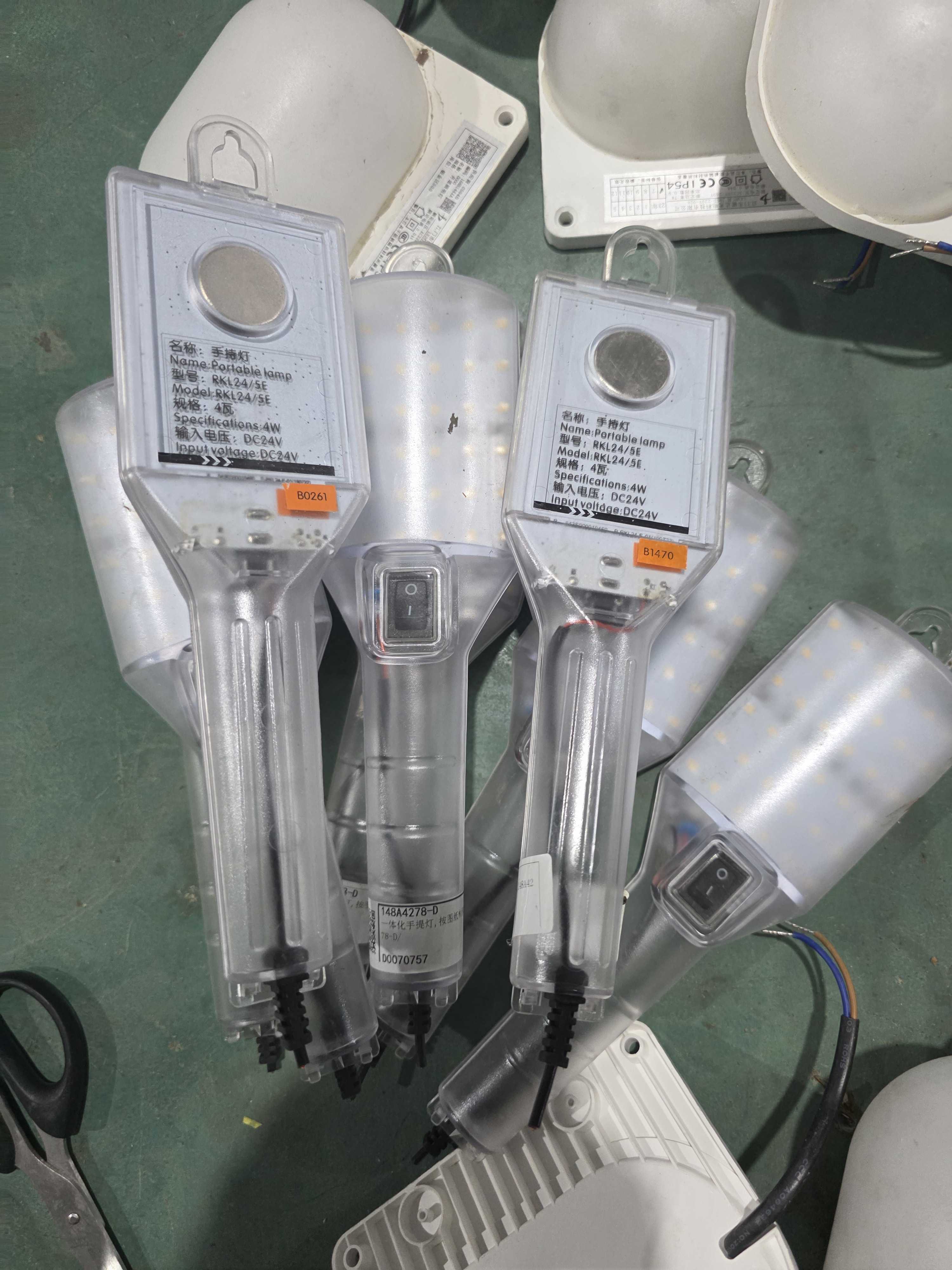 手持24付的灯一个