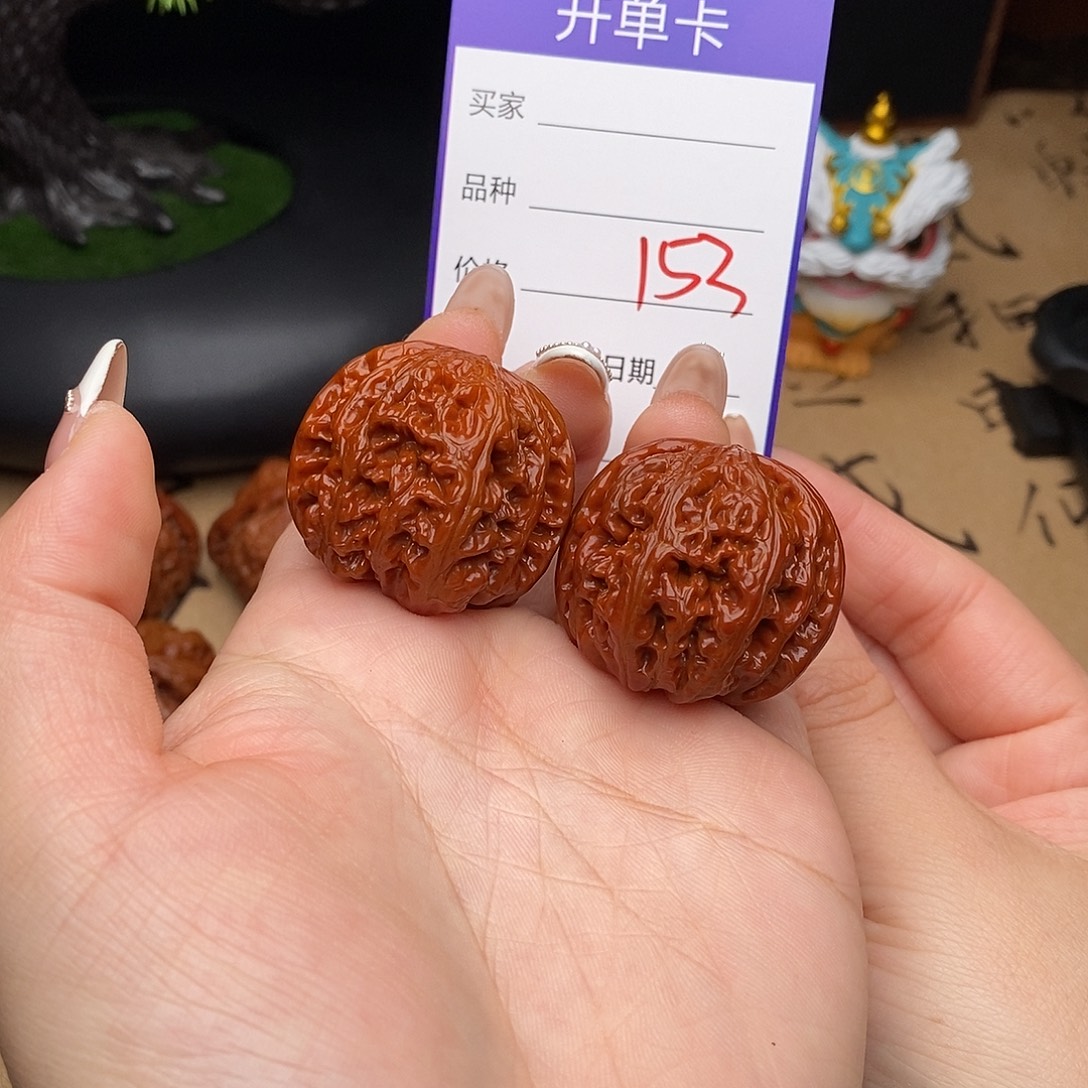 文玩核桃吊坠153号35粗筋