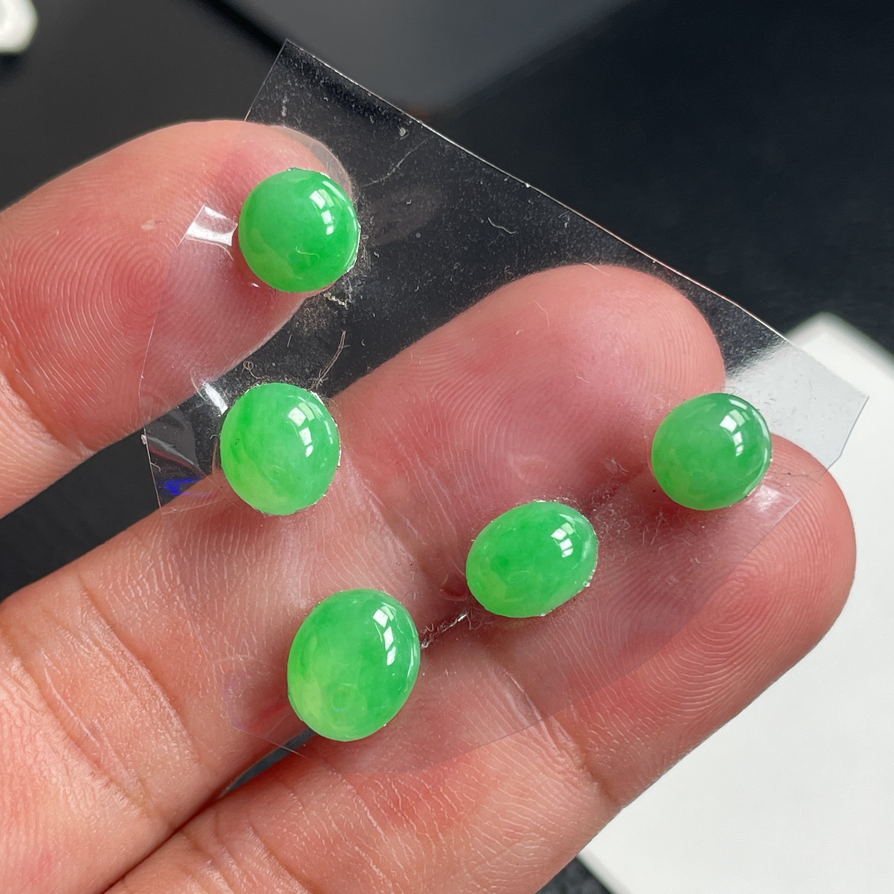 新店福利天然缅甸A货翡翠阳绿蛋面一手5颗，8.8-7.4-3.4价：3800