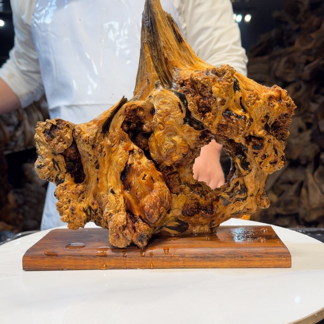 小***光木王一刀琥珀木摆件109