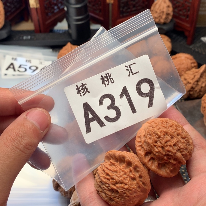 文玩核桃吊坠血麒麟