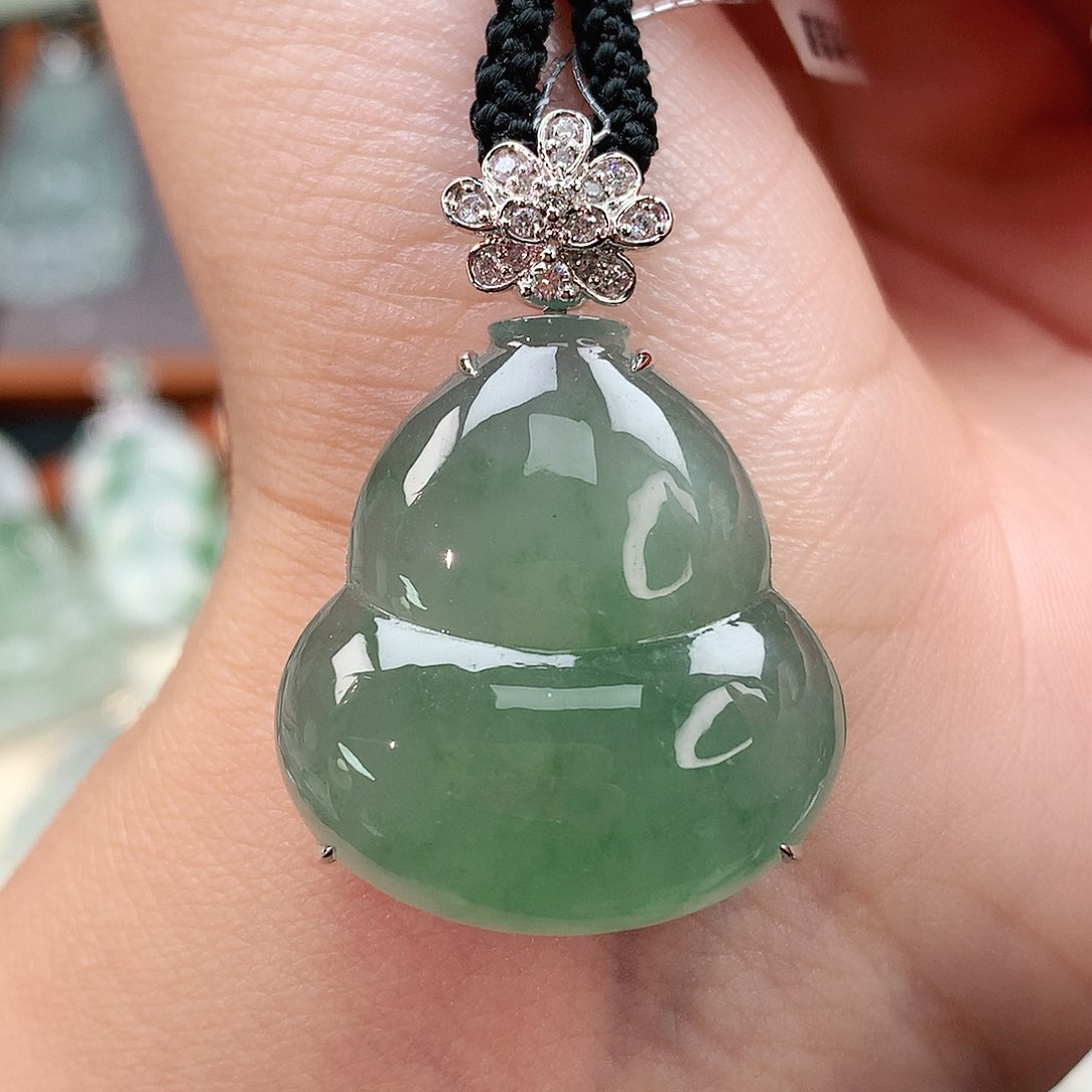 颈饰18K金镶嵌翡翠葫芦