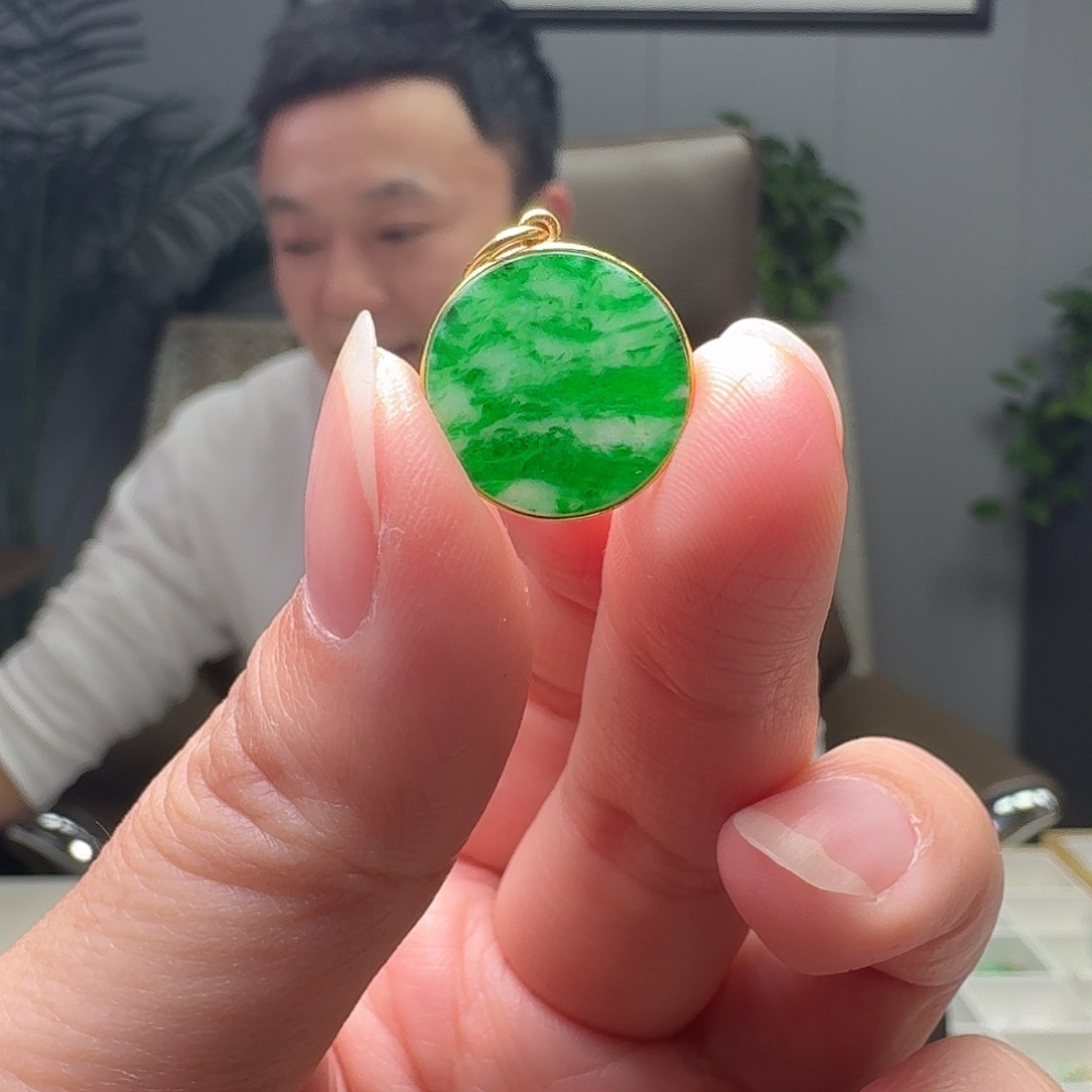 轩***法翡翠18K金镶嵌吊坠(不含链)天然