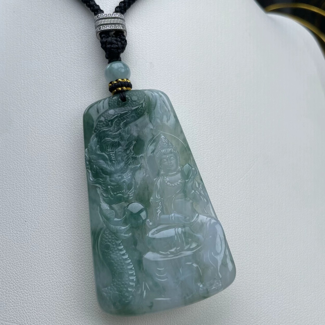 天然翡翠缅甸A货 糯化种飘茶绿色御龙观音65*38*6