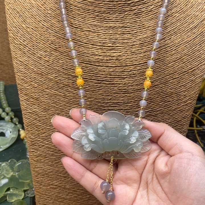 蛇纹石玉吊坠合金