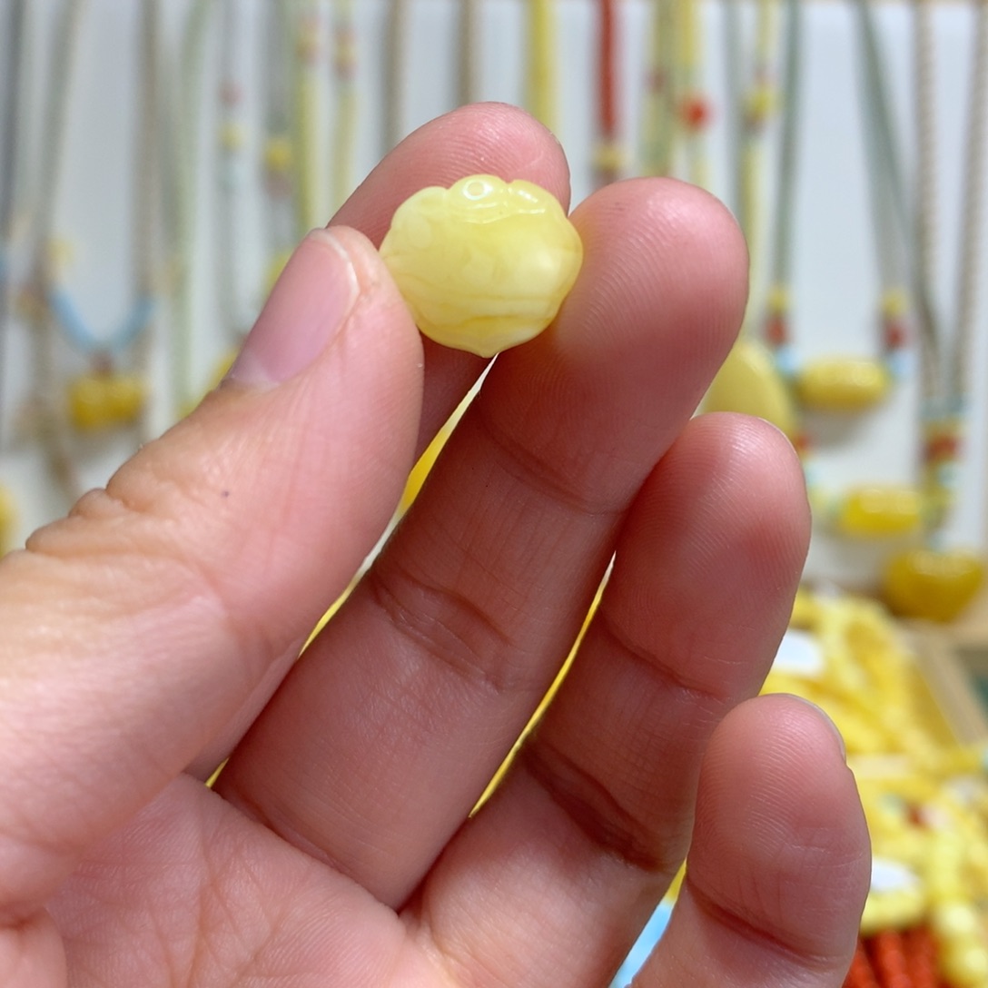 琥珀未镶嵌裸石配饰