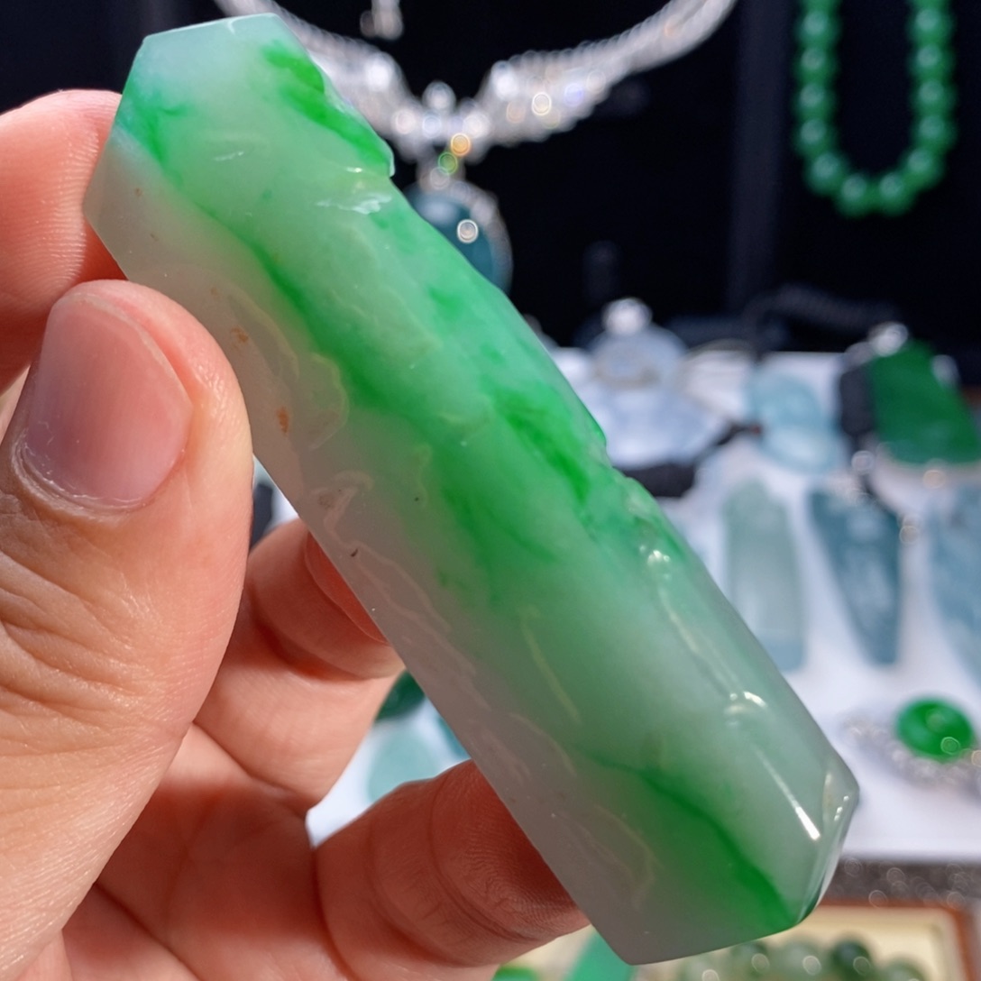 定制翡翠未镶嵌飘阳绿材料