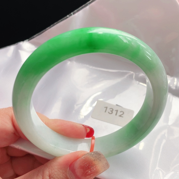 翡翠手镯未镶嵌爱****麻。