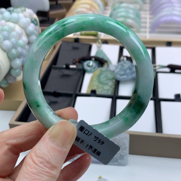 翡翠手镯未镶嵌吊坠