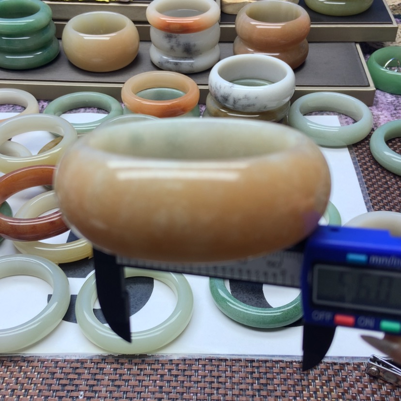 【闪购商品】石英质玉未镶嵌手镯