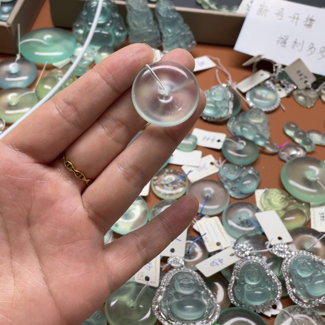 爱***z蛇纹石玉未镶嵌颈饰