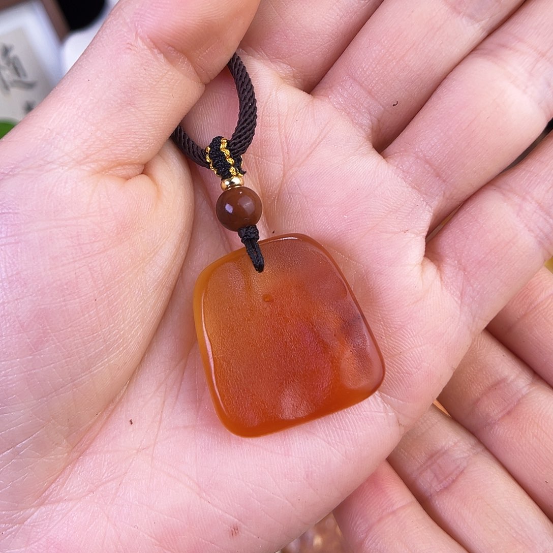 琥珀珠宝奇石未镶嵌。