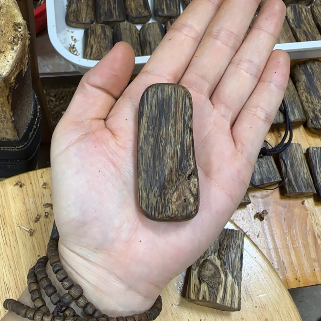 沉香吊坠奇楠沉香素牌吊坠9.5克