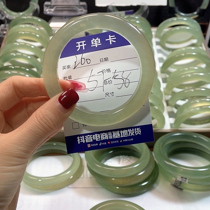 蛇纹石玉手镯未镶嵌瑞**?