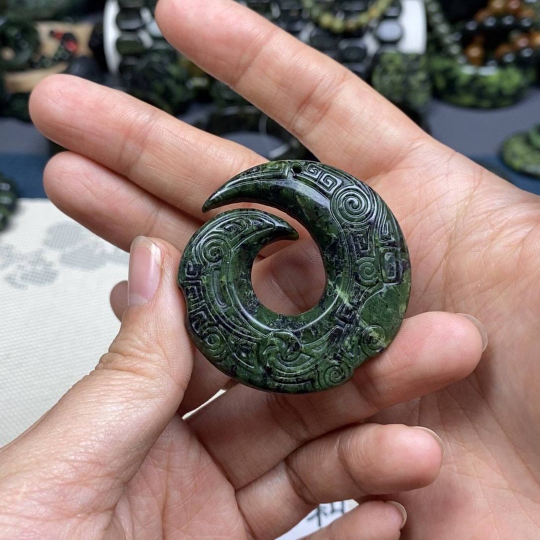 蛇纹石玉吊坠(不含链)未镶嵌双面时来运转