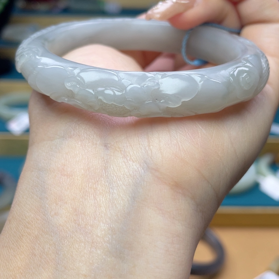 和田玉手镯58+圈口。编号90未镶嵌