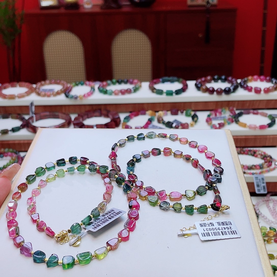 碧玺未镶嵌颈饰多样性发其一