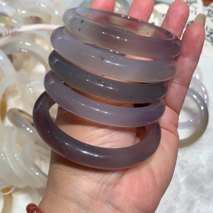 玛瑙/玉髓手镯未镶嵌被****?