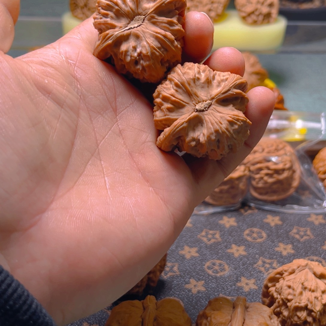 文玩核桃吊坠王*王三角白42