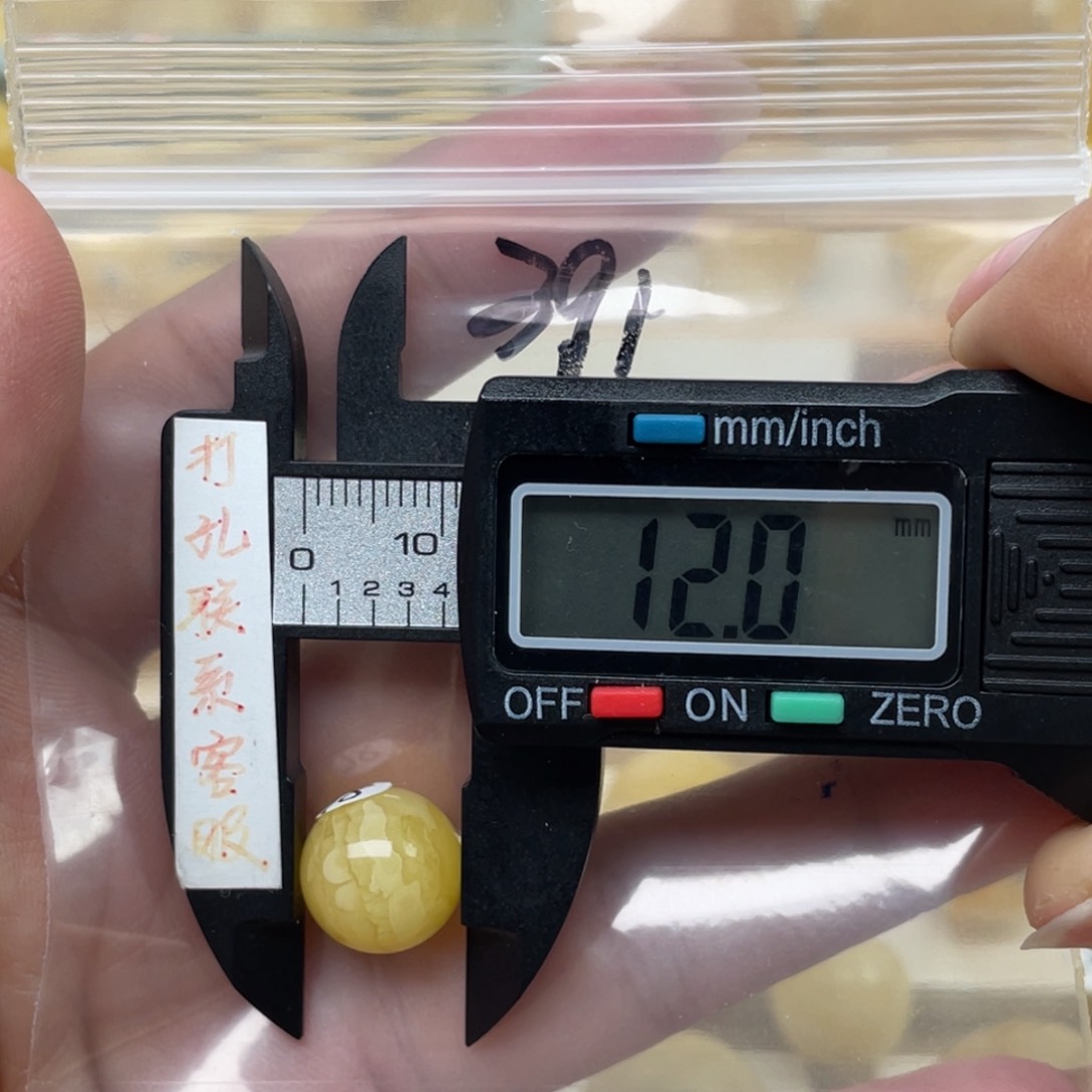 蜜蜡裸石未镶嵌虫蜜蜡