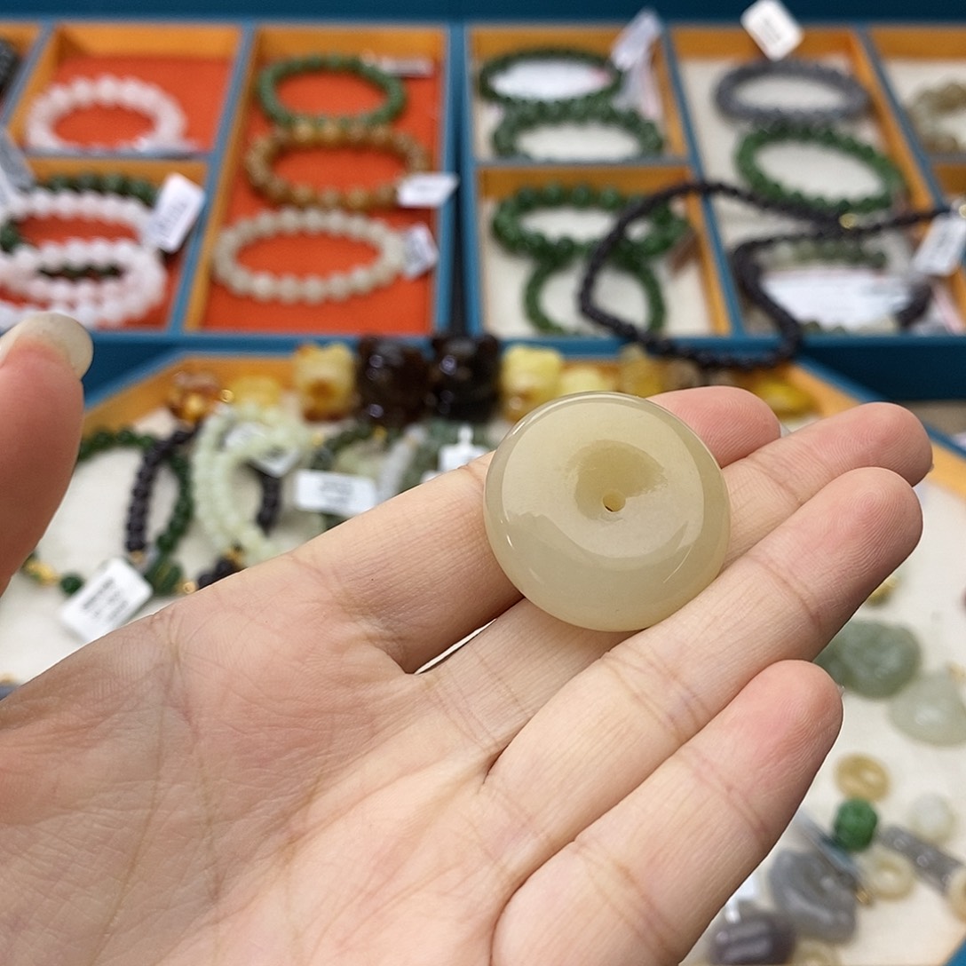 和田玉未镶嵌颈饰w7俄料糖平安扣