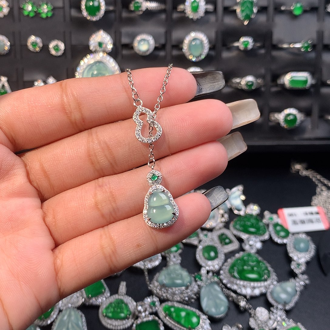 翡翠未镶嵌项链葫芦