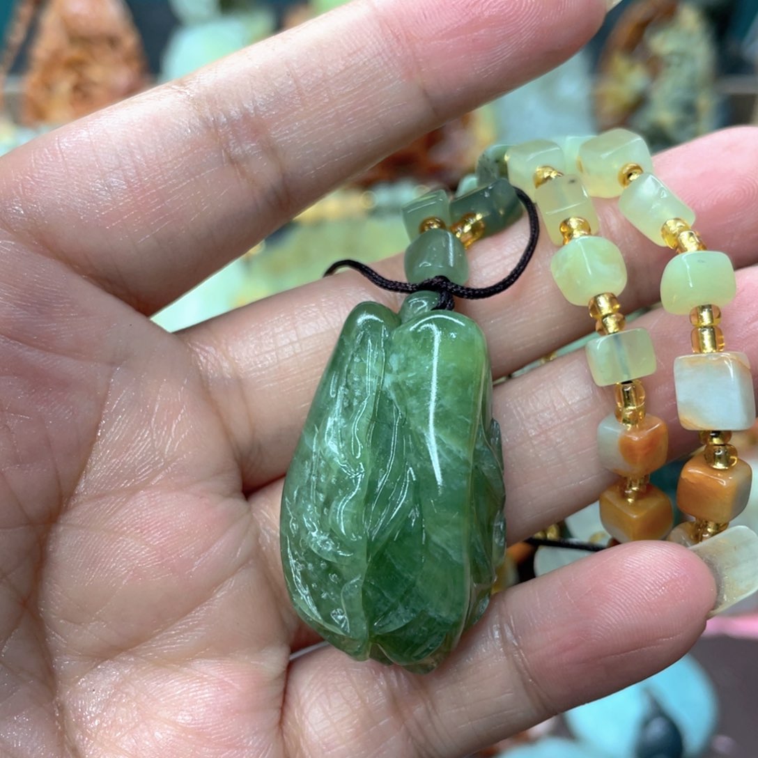 蛇纹石玉颈饰未镶嵌