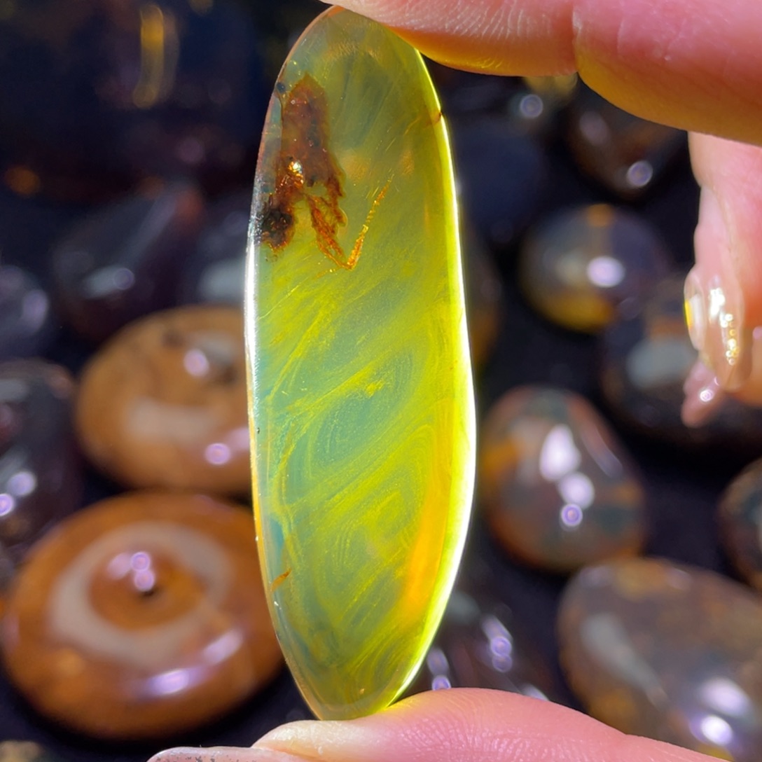 琥珀裸石未镶嵌。