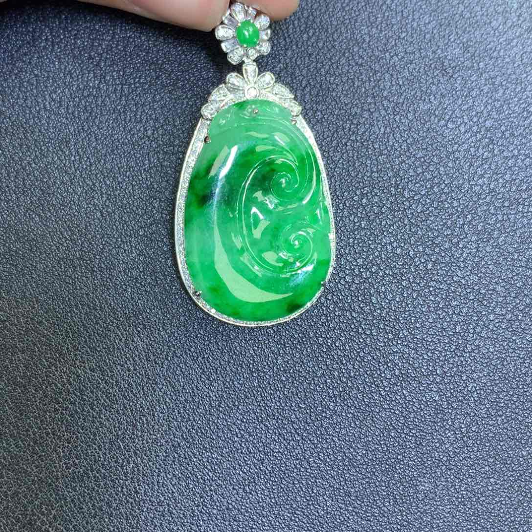 翡翠颈饰18K金镶嵌翡翠