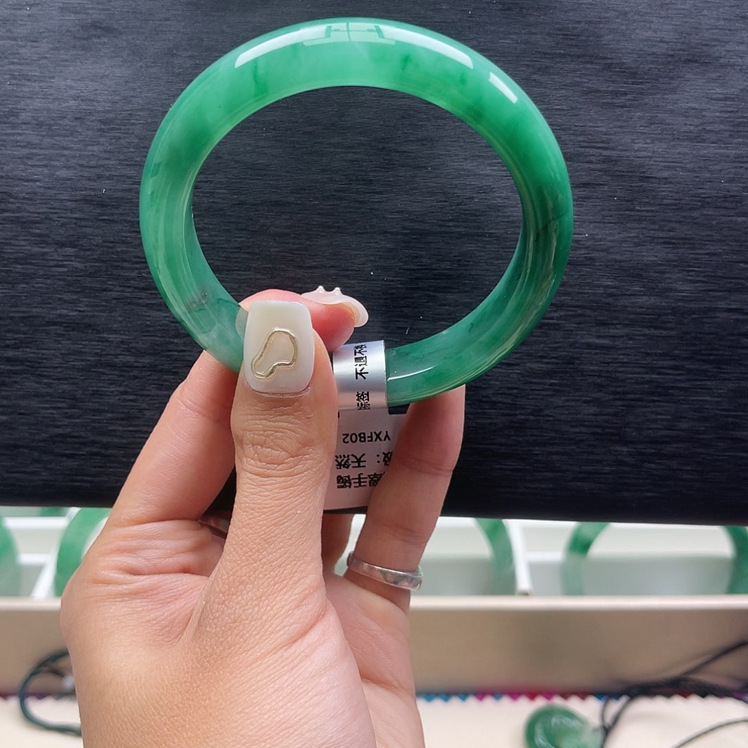 石英质玉（非洲翠）未镶嵌手镯
