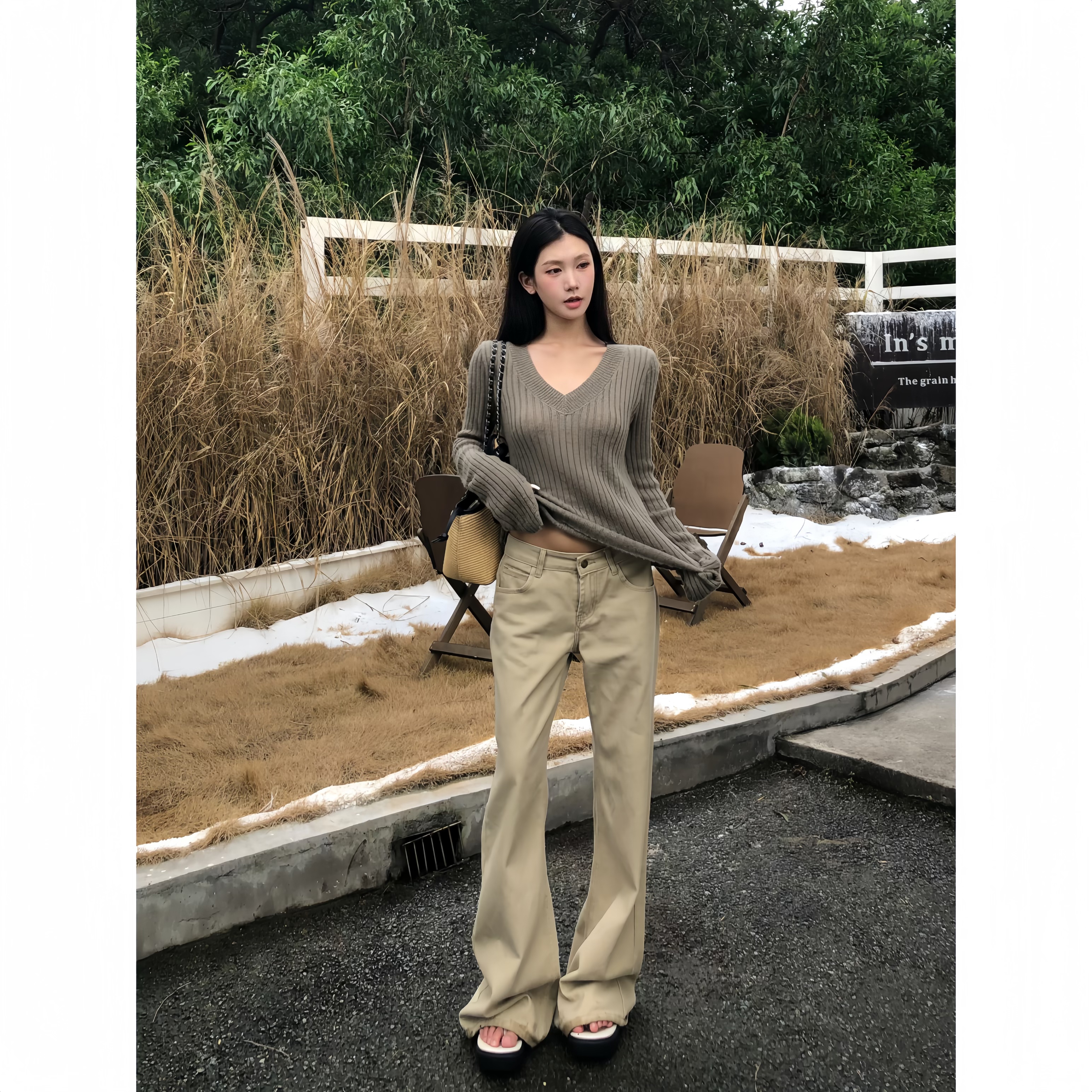 LELEPENG 卡其色辣妹中腰显瘦窄版直筒复古牛仔裤 2523886