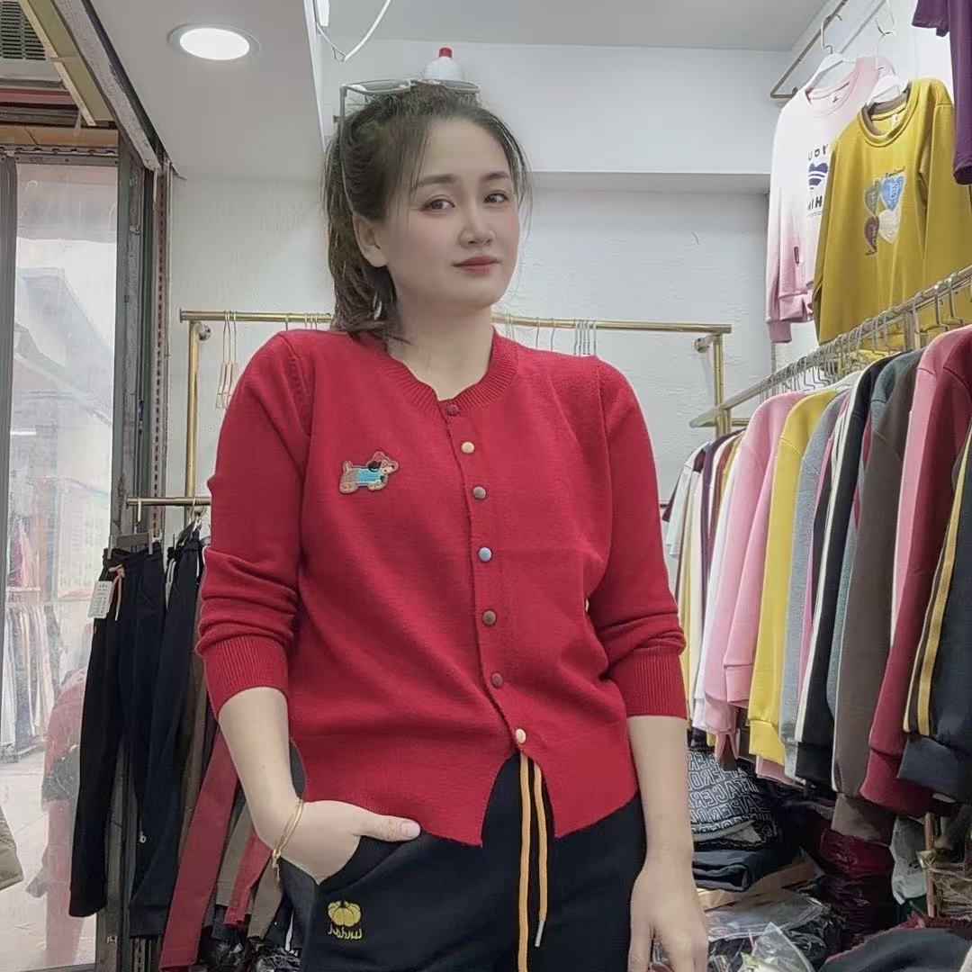 《丽丽家》彩扣新款针织衫秋冬小狗时尚圆领开衫宽松减龄显瘦上衣