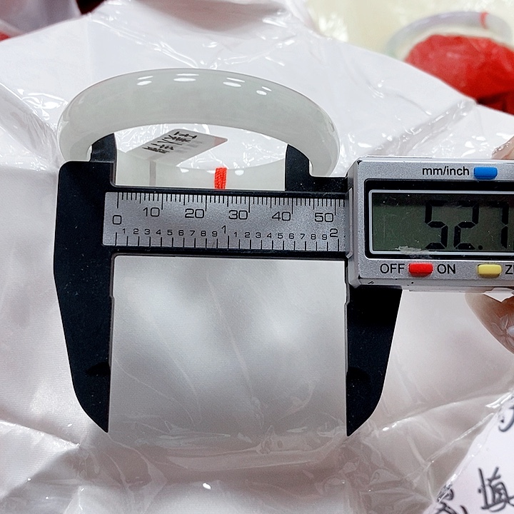 翡翠手镯未镶嵌258。     