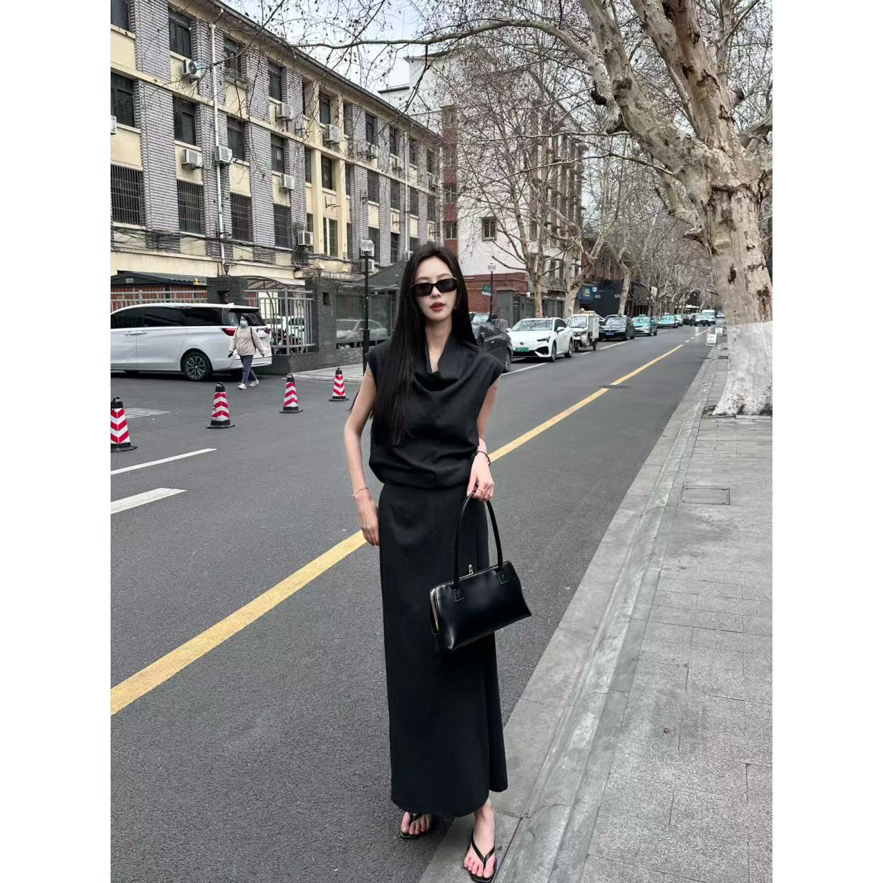 LILI《奥黛丽的周末》极简荡领背心解构设计半裙套装