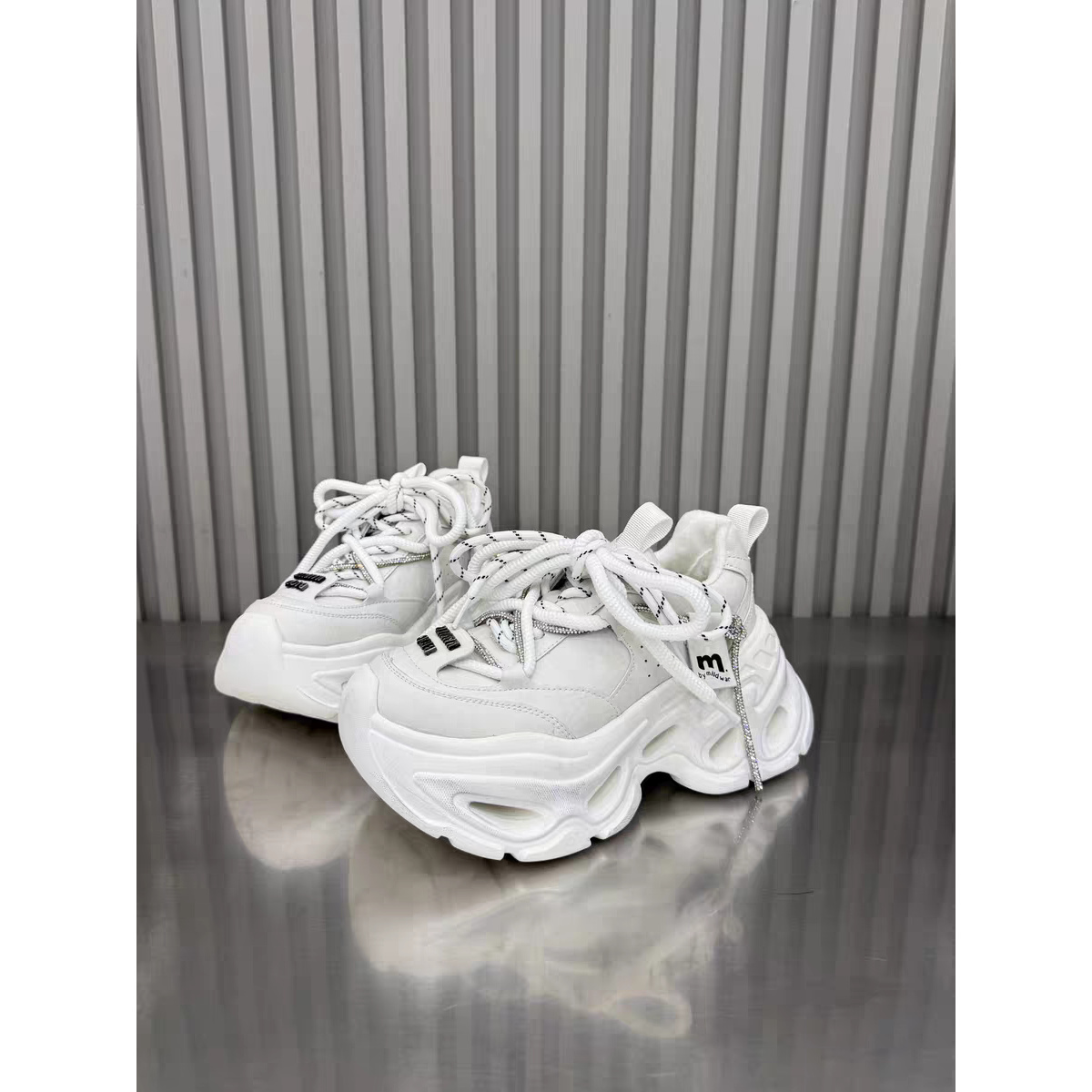 巨好看擦色加绒脏脏老爹鞋女镂空厚底小众水钻铆钉休闲鞋白色百搭