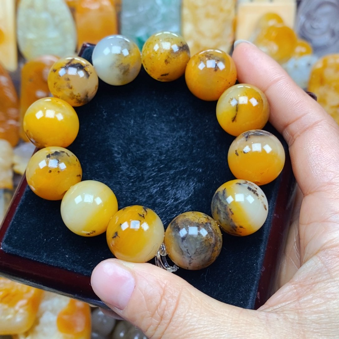 石英质玉（黄龙玉）未镶嵌颈饰