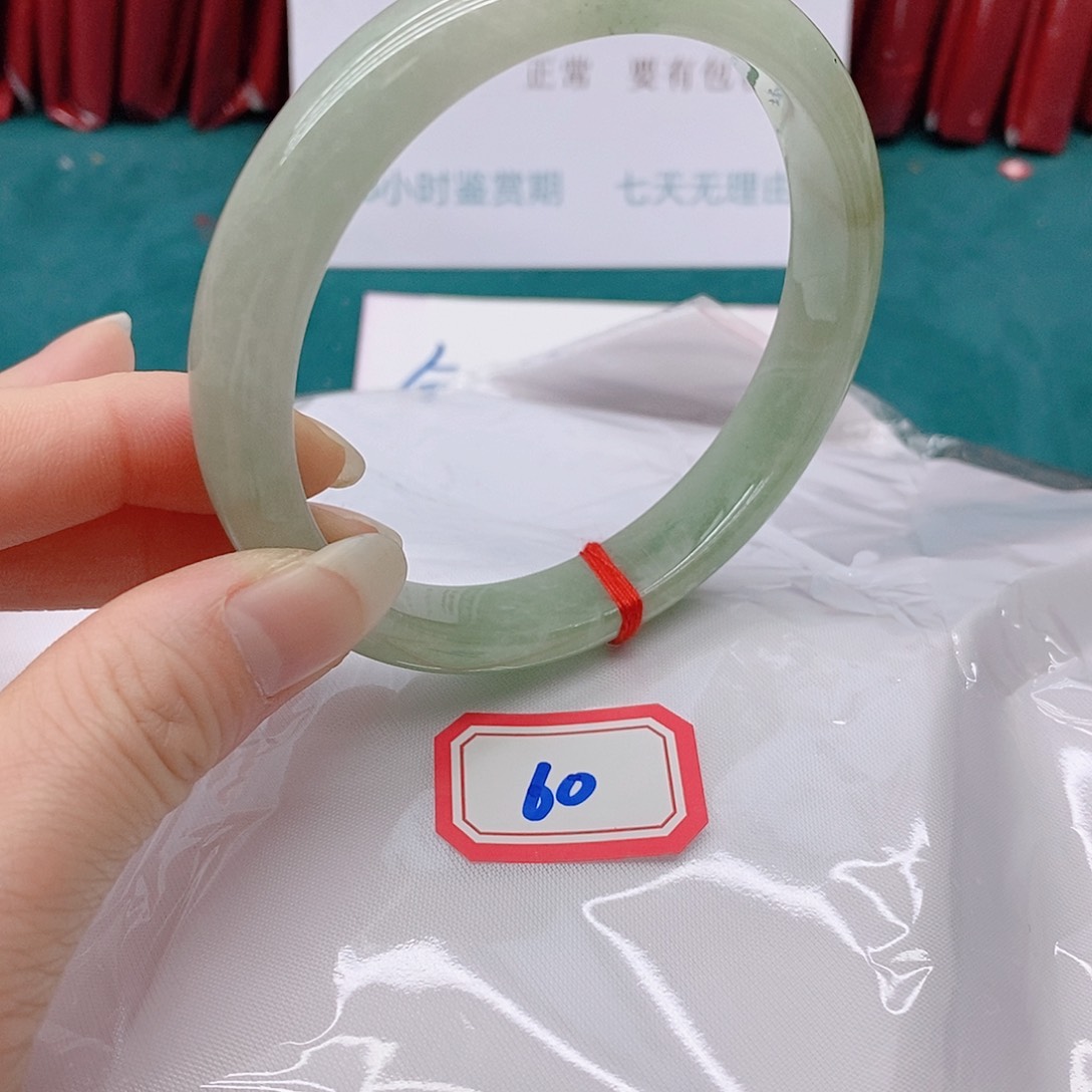 翡翠手镯未镶嵌胜***?6000000