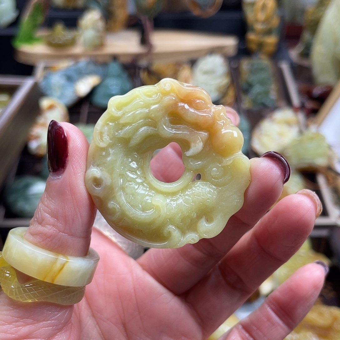 蛇纹石玉颈饰未镶嵌花玉辽阳红龙扣