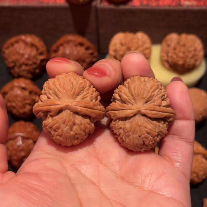 文玩核桃吊坠白狮子