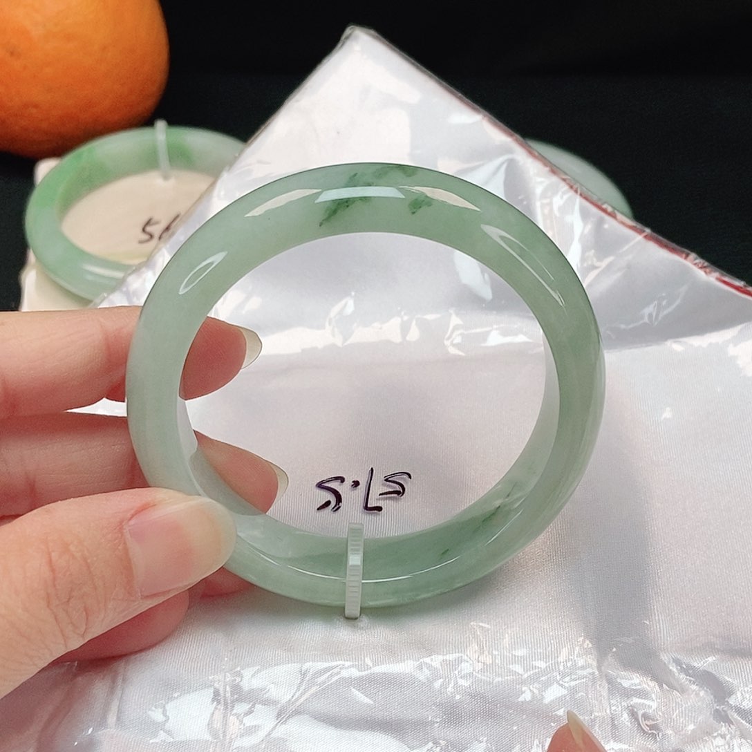 翡翠手镯未镶嵌正圈