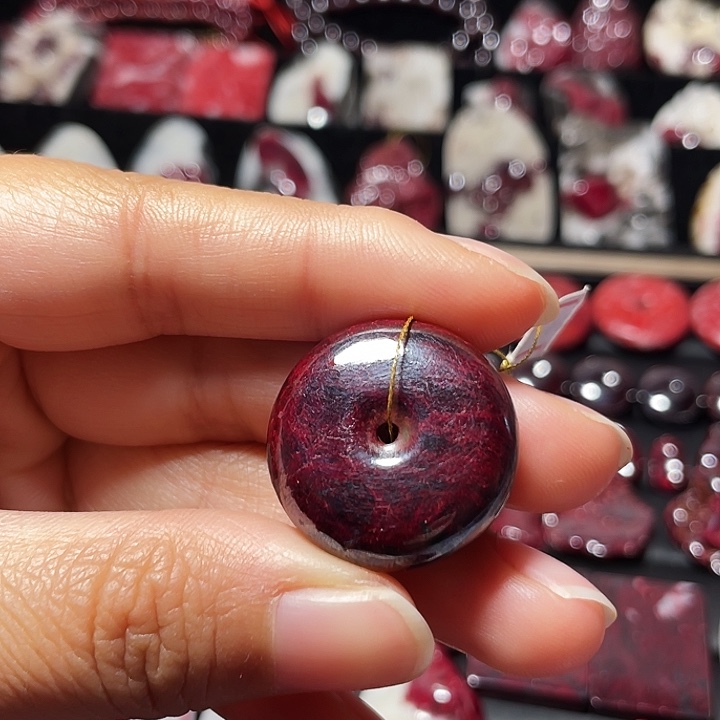 天然辰砂原矿乌砂平安扣33克